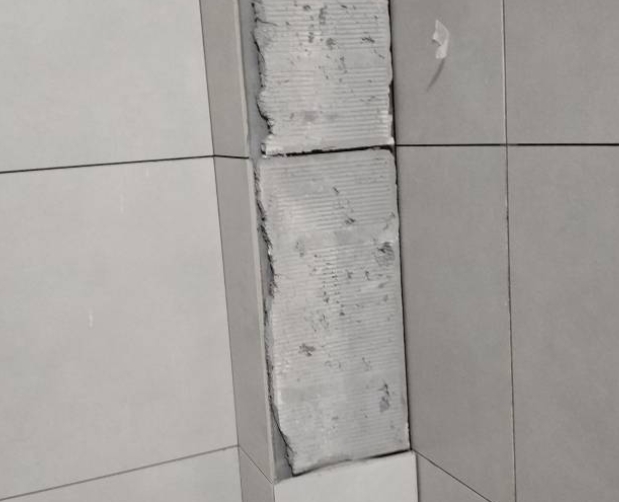 自贡瓷砖空鼓维修公司分享下瓷砖施工前基层浇水润湿程度不足，可能导致以下问题