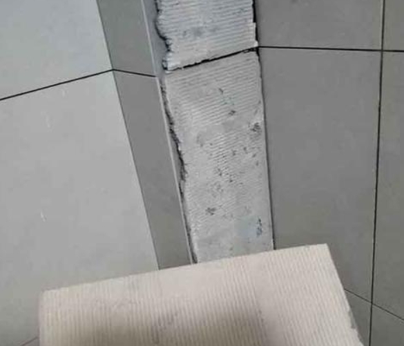 自贡瓷砖空鼓维修公司分享下厨房瓷砖脱落的补救措施。
